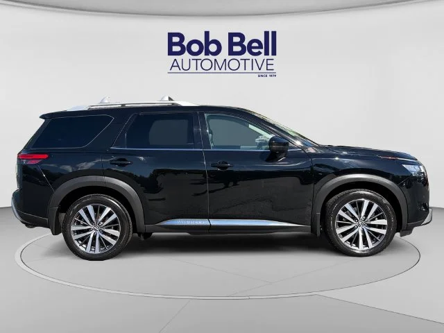 Used 2022 Black Nissan Platinum image 4