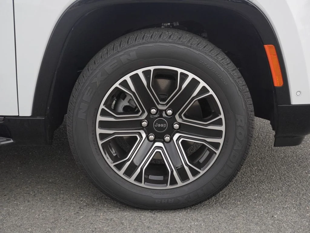 New 2026 Bright White Clear-Coat Exterior Paint Jeep  image 9