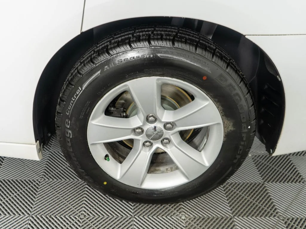 Used 2014 White Dodge SE image 24