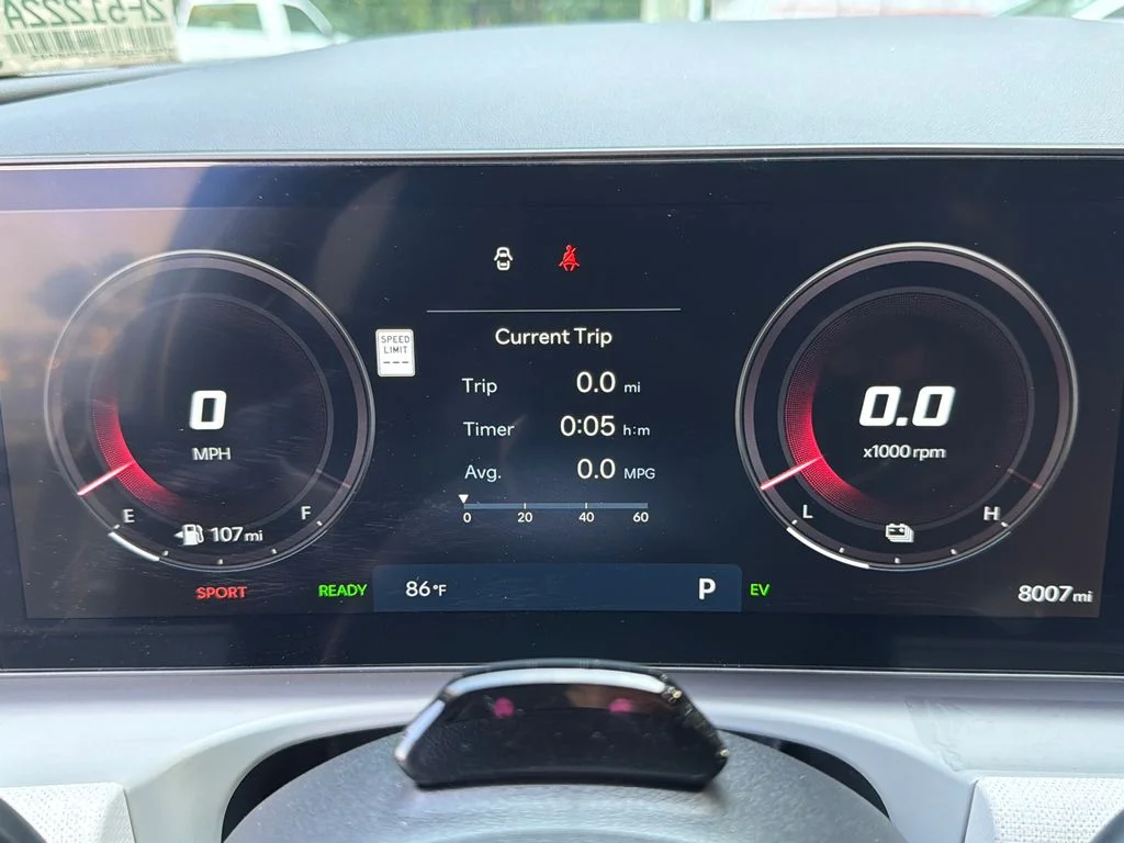 Used 2025 White Hyundai SEL Convenience image 27