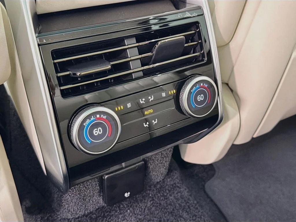 New 2027 Fuji White Land Rover SE image 27