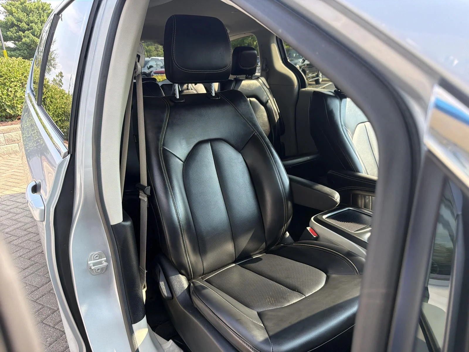 Used 2023 Silver Mist Clearcoat Chrysler Touring L image 34