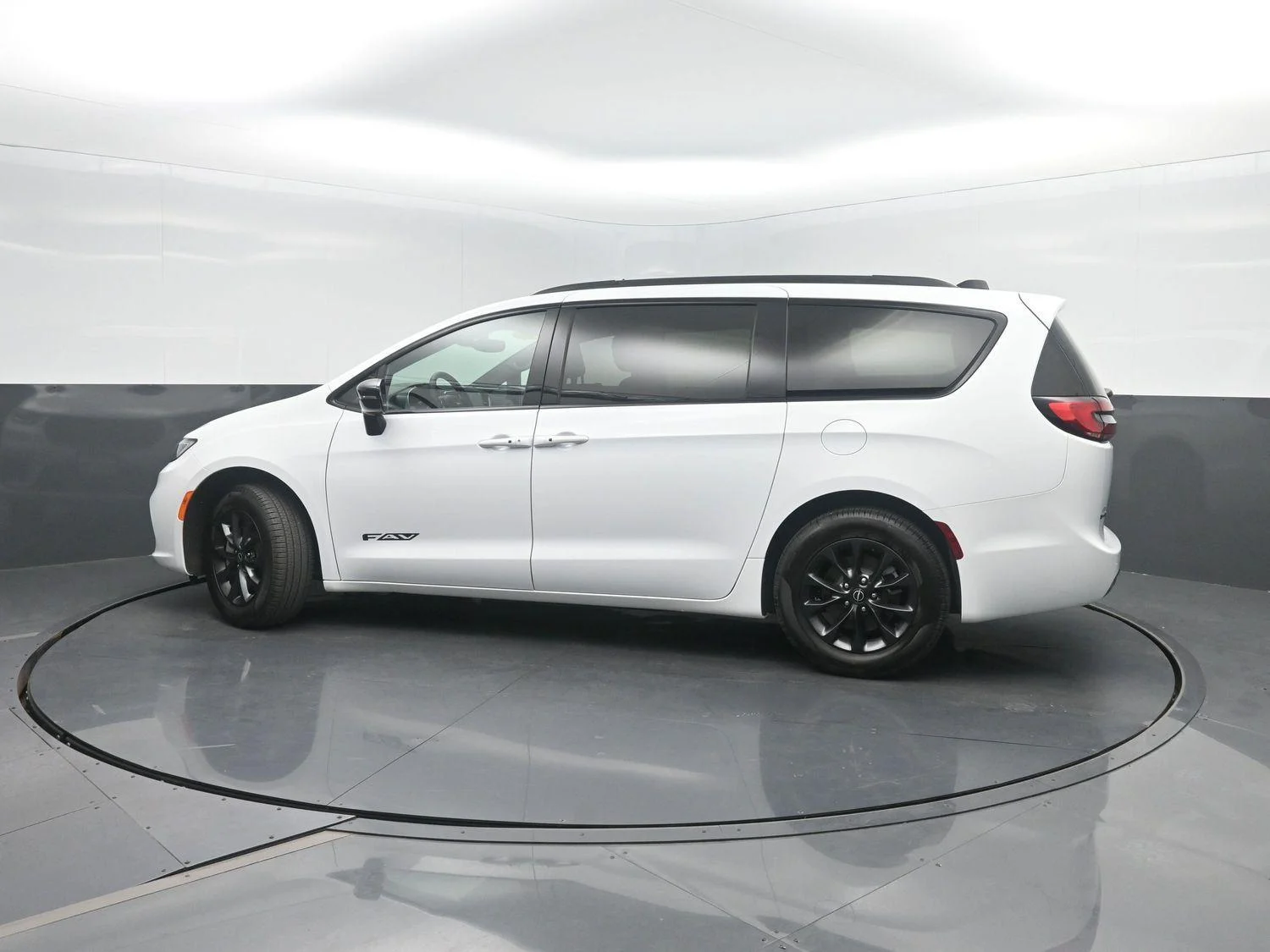 New 2026 Bright White Clear-Coat Exterior Paint Chrysler Select image 41