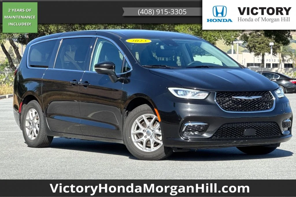 2023 Chrysler Pacifica Touring L's photo