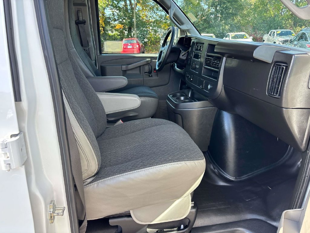 Used 2025 White GMC Work Van image 14