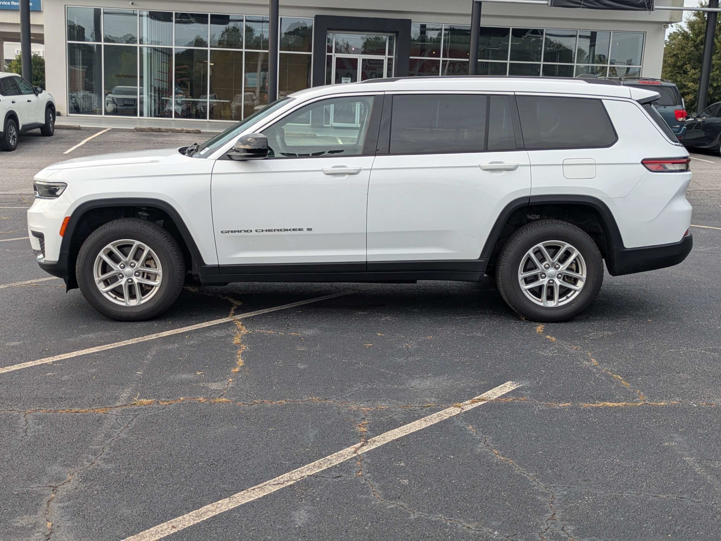 Used 2023 White Jeep Laredo image 6