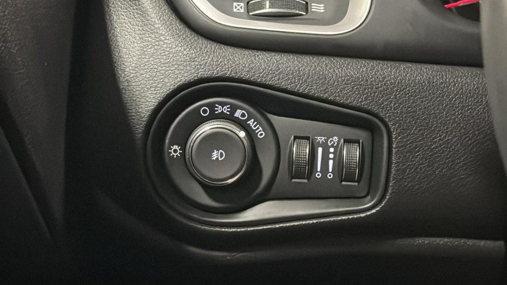 Used 2019 Green Jeep Latitude image 26