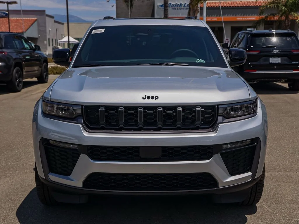 New 2026 Silver Zynith Exterior Paint Jeep Limited image 8