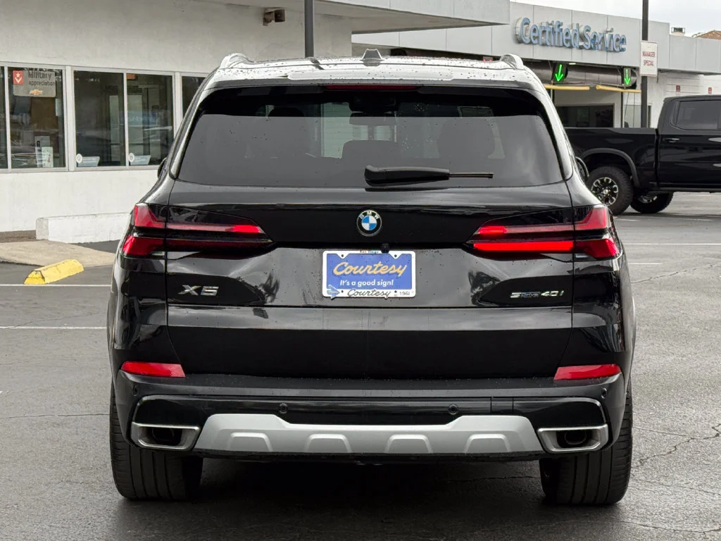 Used 2024  BMW sDrive40i image 8