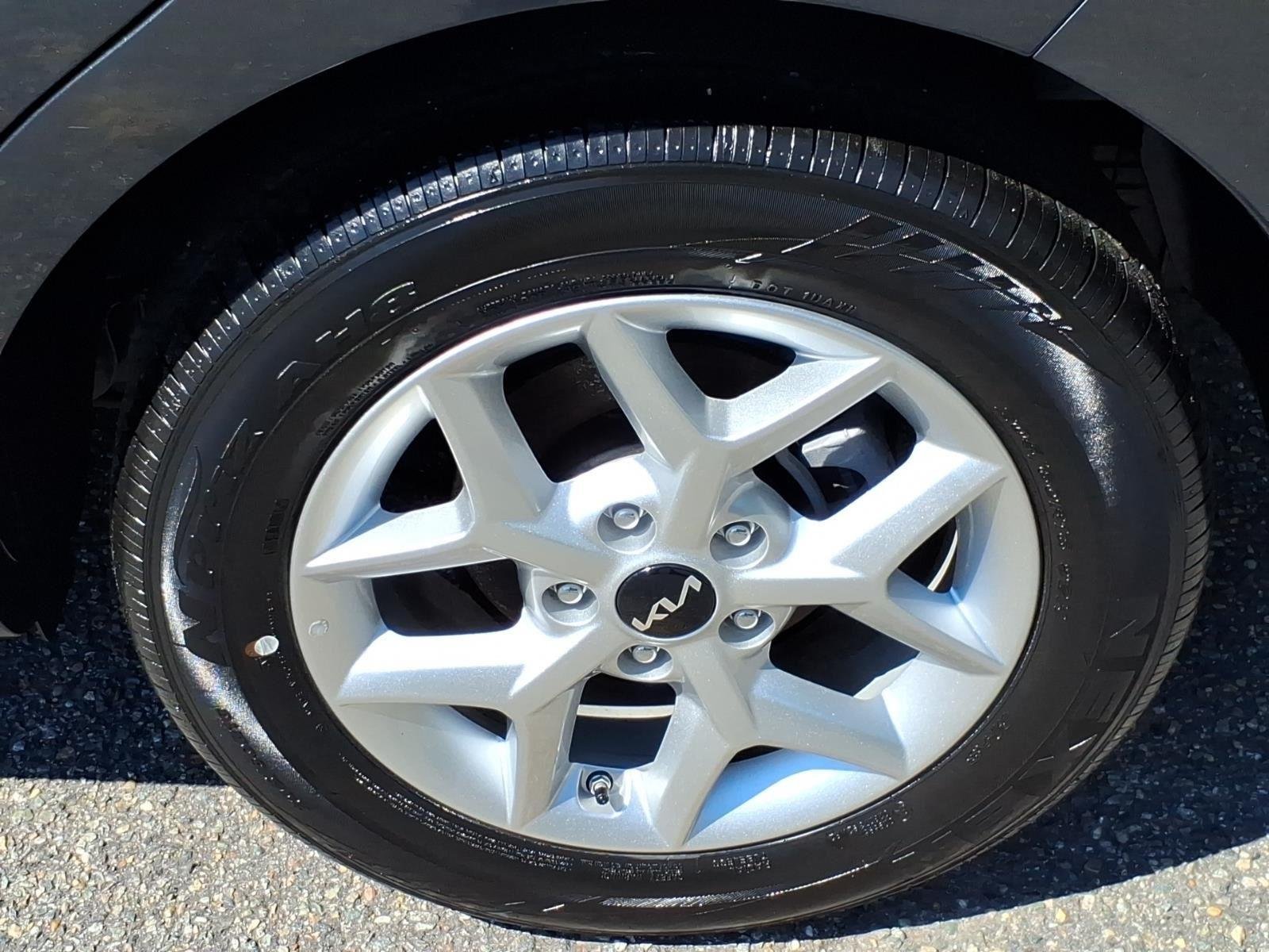 Used 2025  KIA  image 5