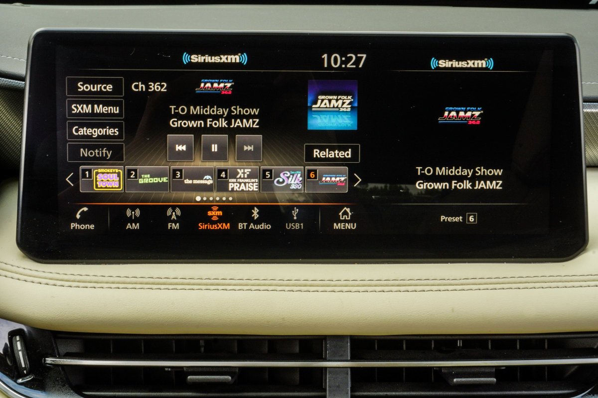 Used 2023 White INFINITI LUXE image 24