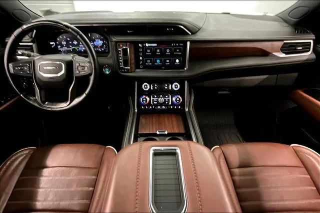 Used 2023 White Frost Tricoat GMC Denali Ultimate image 18