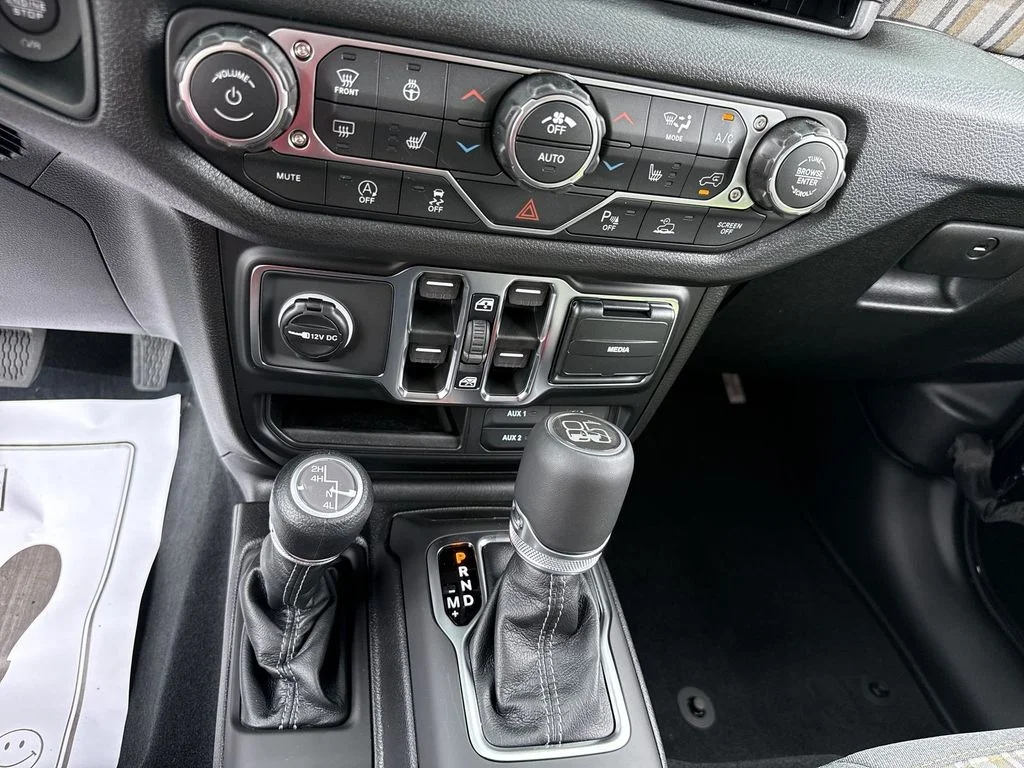 New 2026 Black Clear-Coat Exterior Paint Jeep  image 22