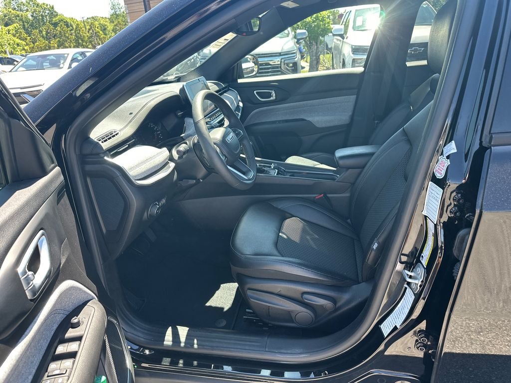 Used 2025 Black Jeep Latitude image 9