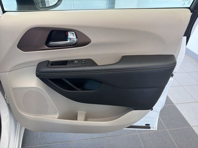 Used 2023 White Chrysler LX image 14
