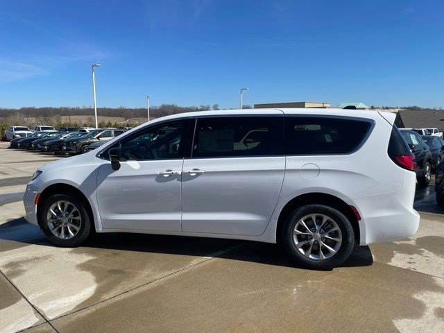 2026 Chrysler Pacifica Select AWD's photo