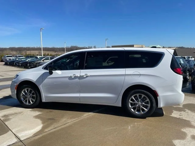 2026 Chrysler Pacifica Select AWD's photo
