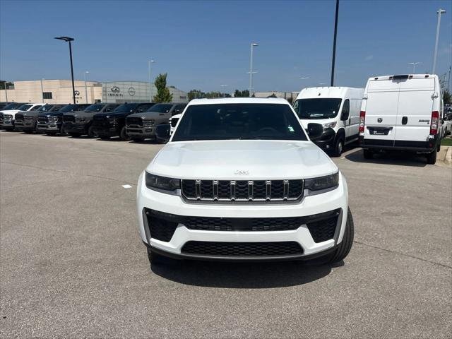 New 2026 Bright White Clear-Coat Exterior Paint Jeep Limited image 4