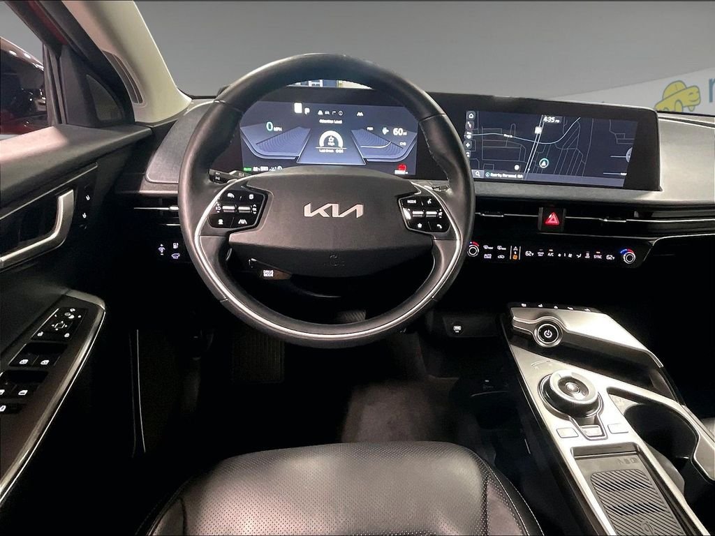 Used 2022 Red Kia Wind image 18