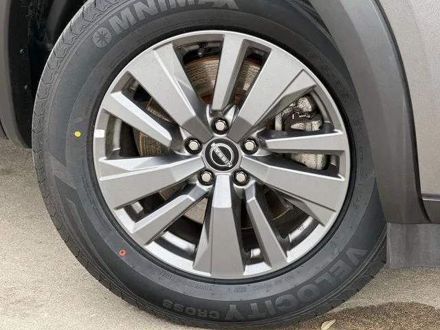 Used 2024 Gray Nissan SV image 7
