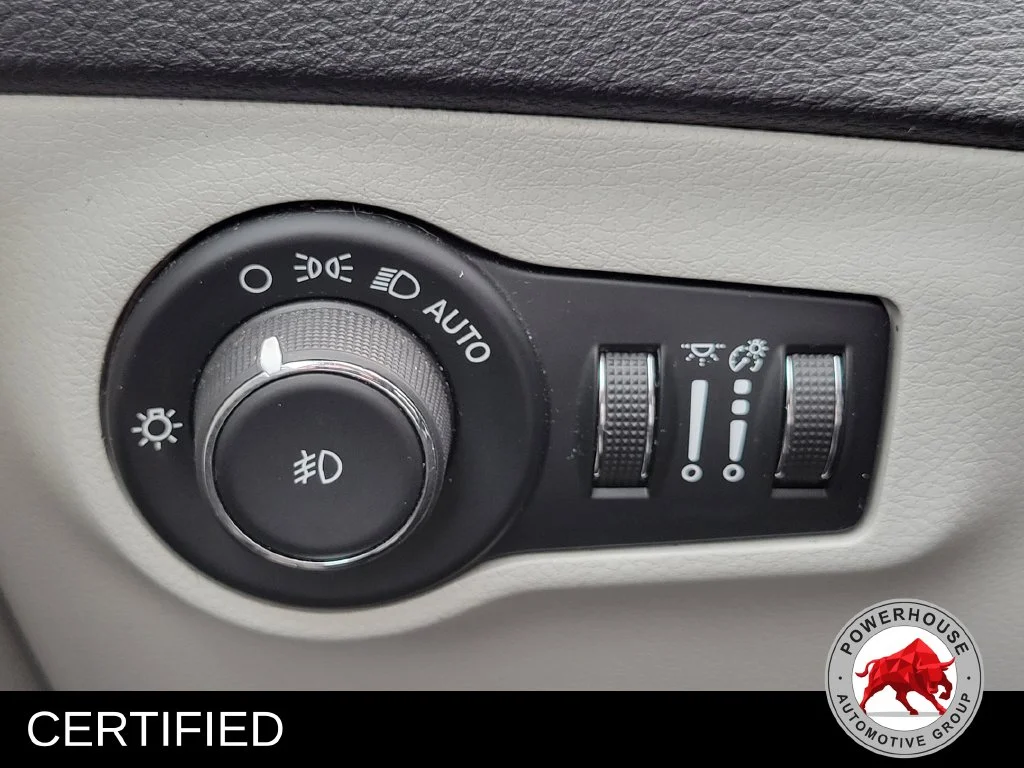 Used 2019 Gray Jeep Latitude image 25