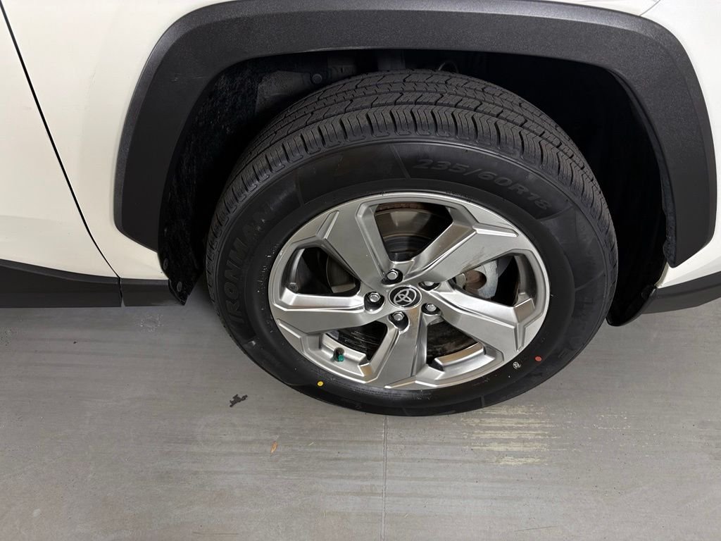 Used 2021 White Toyota XLE Premium image 10