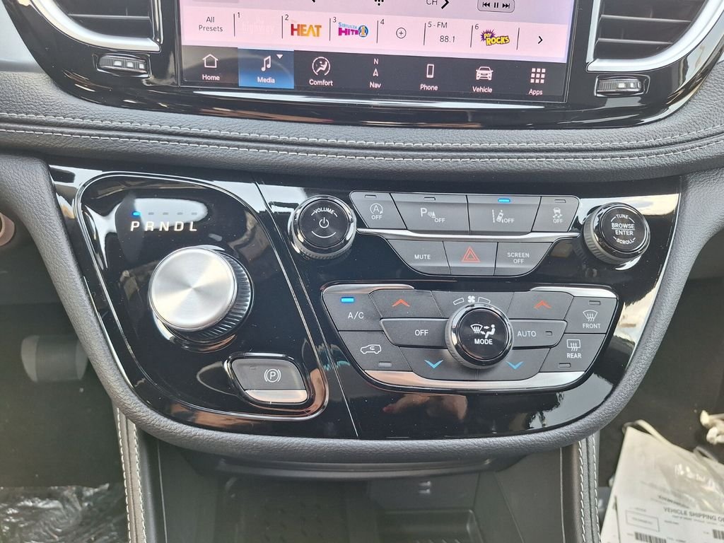 2026 Chrysler Pacifica Limited - Photo 18