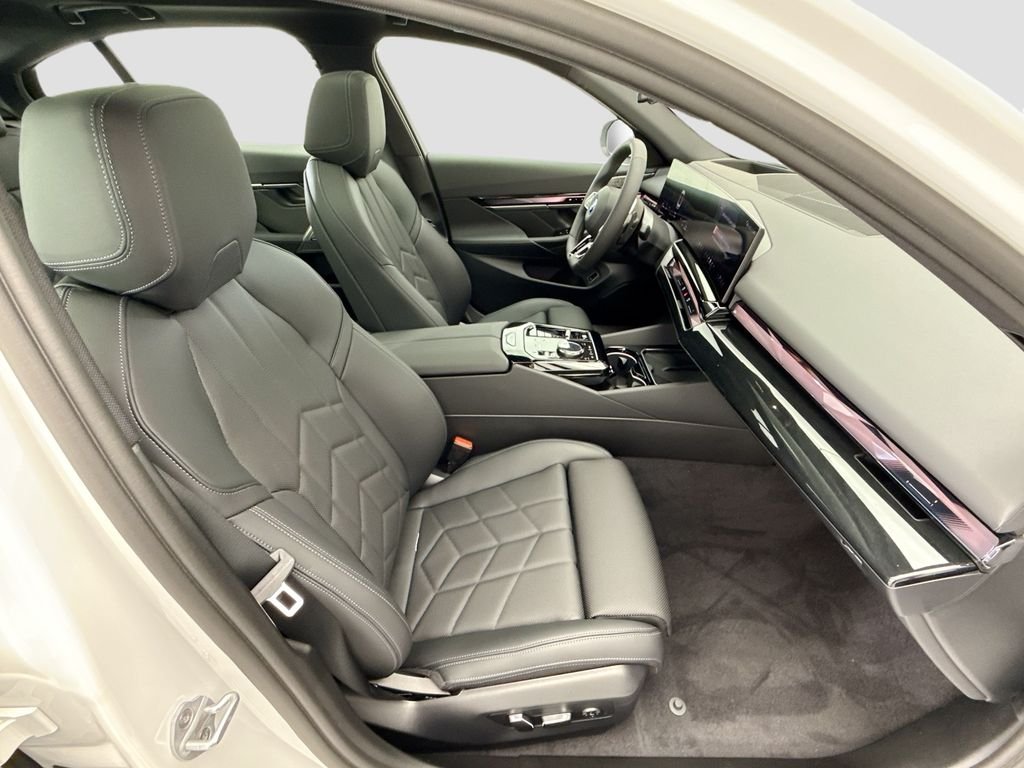 New 2027 White Metallic BMW 550e xDrive image 19