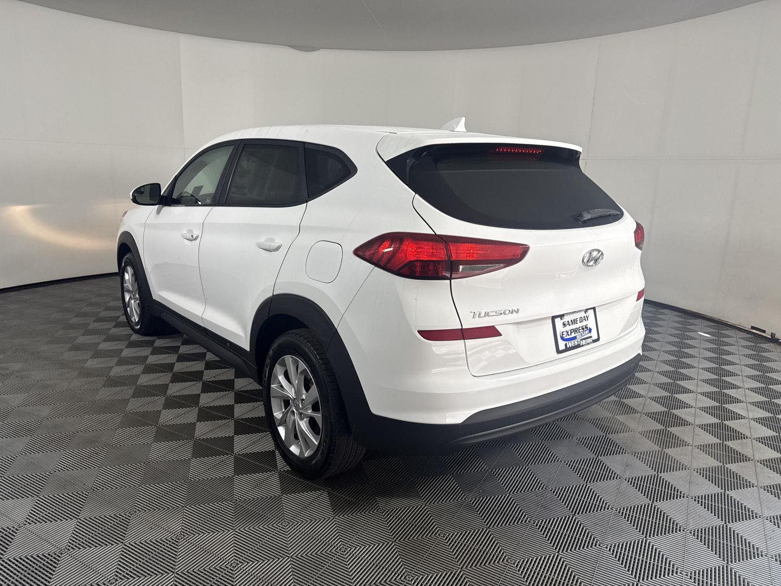 Used 2019 White Pearl Hyundai SE image 5