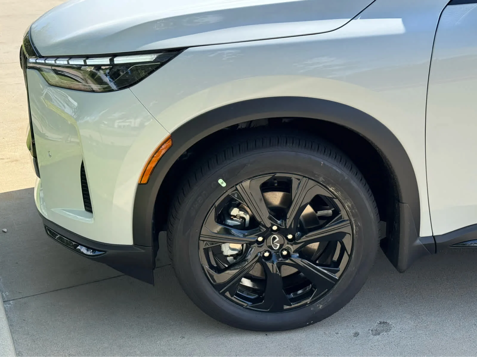 New 2027 2T RAD WHT INFINITI Autograph AWD image 6