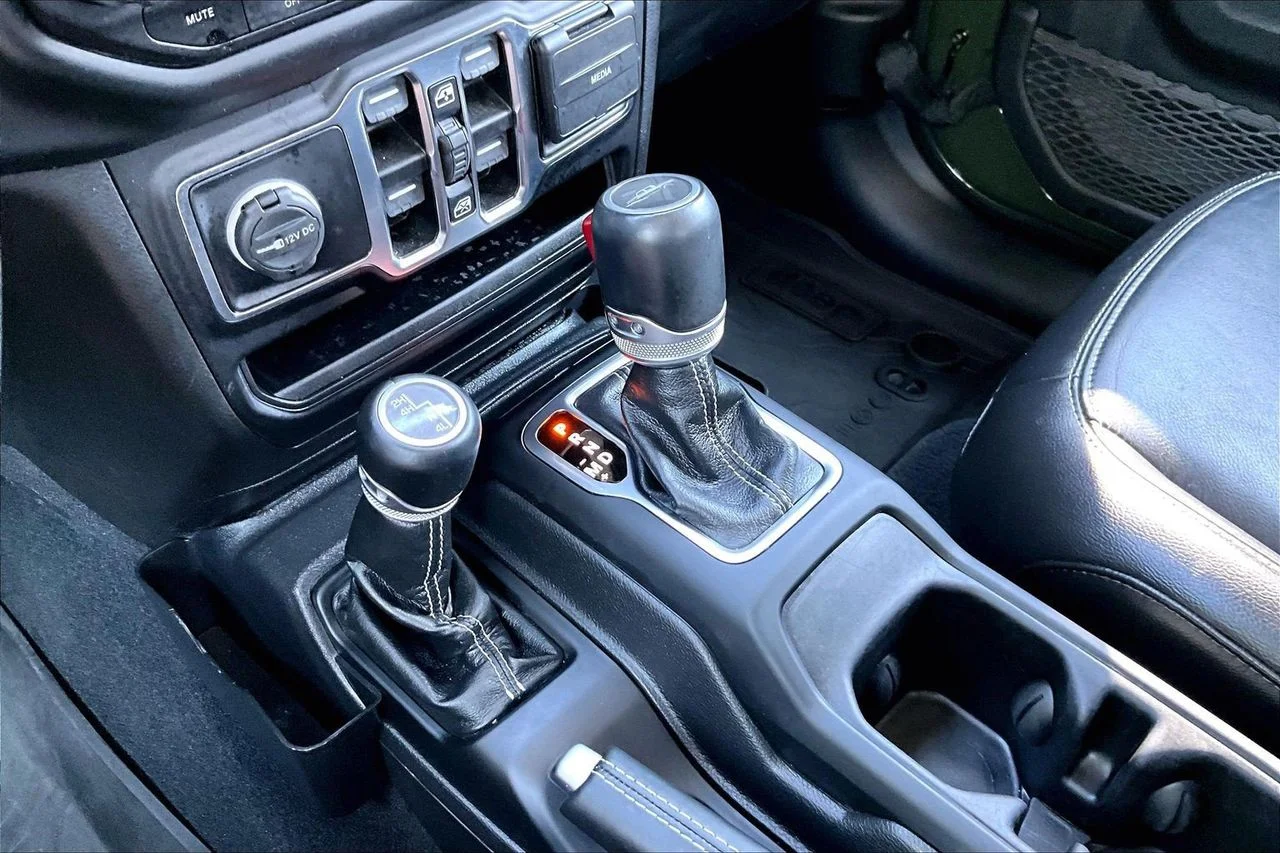 Used 2022 Green Jeep Overland image 30