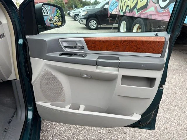 Used 2009 Green Chrysler Touring image 30