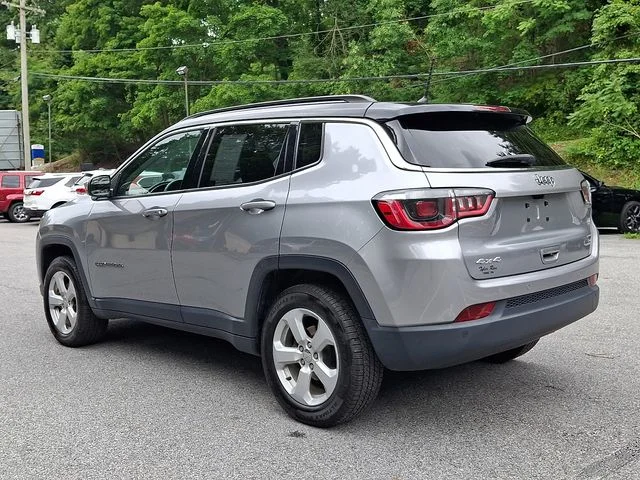 Used 2018 Silver Jeep Latitude image 5
