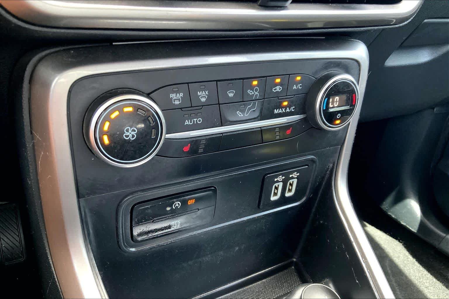 Used 2018 Lightning Blue Metallic Ford SE image 32