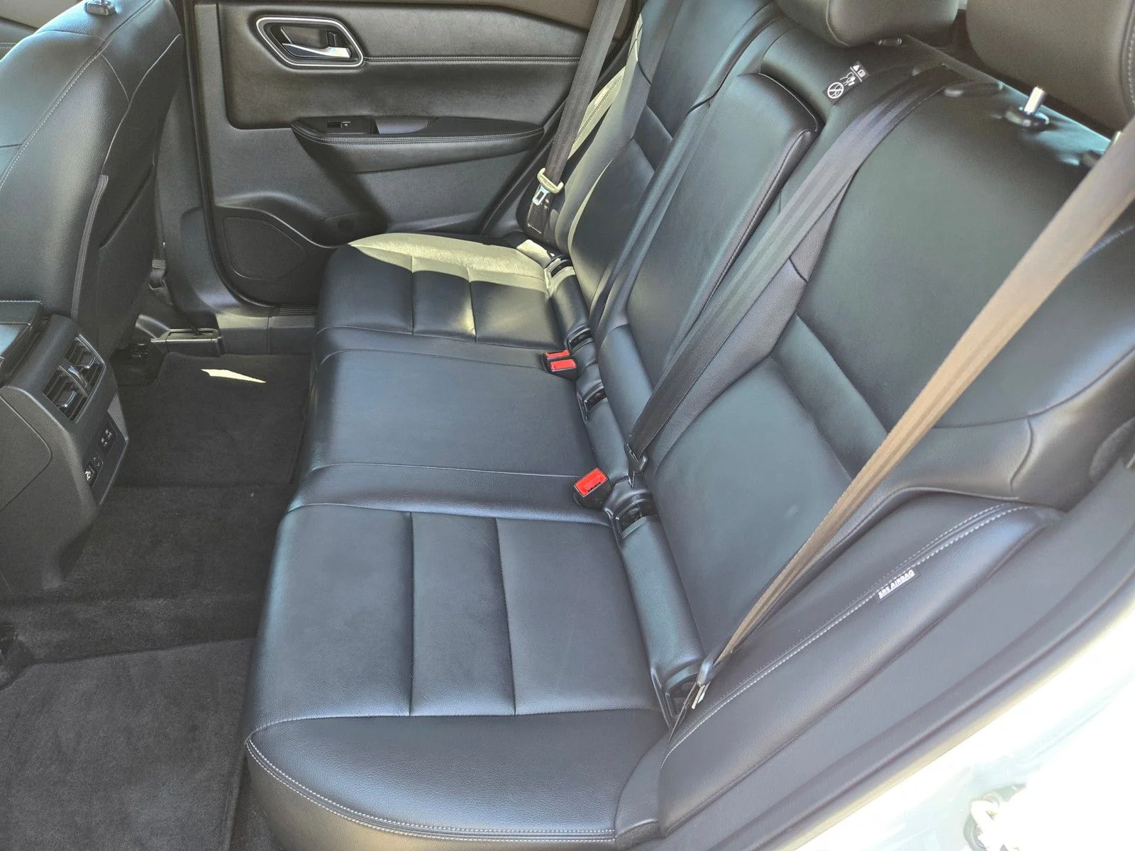 Used 2021 Pearl White Tricoat/Super Black Nissan SL image 13
