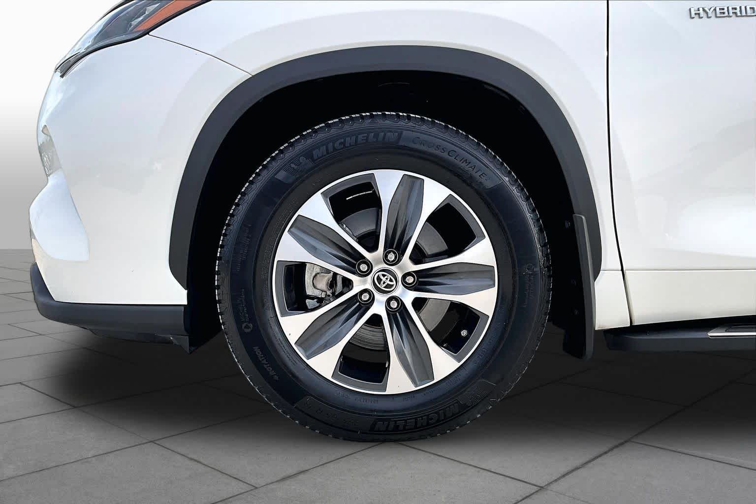 Used 2020 Blizzard Pearl Toyota Hybrid XLE image 11