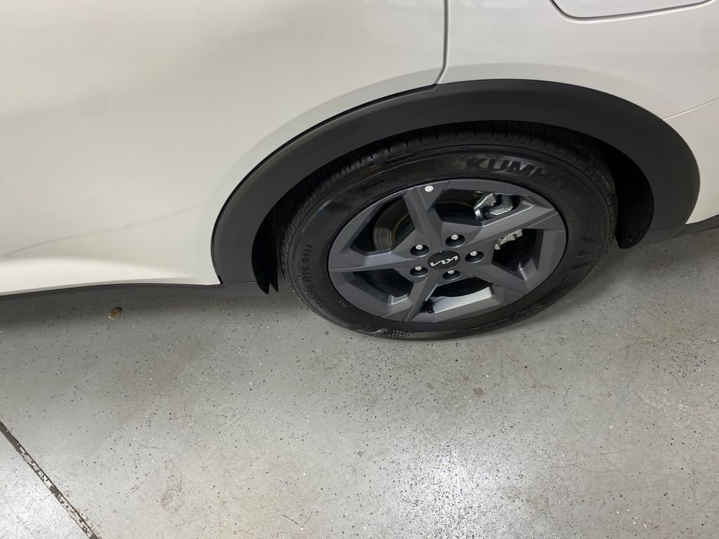 Used 2025 White Kia LXS image 12