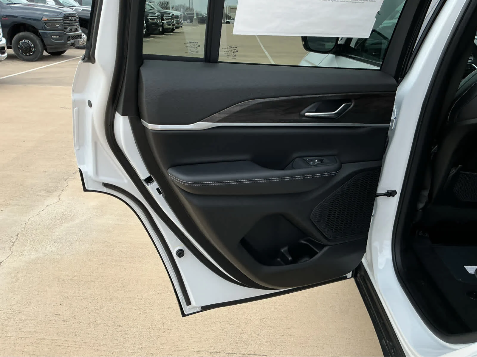 New 2026 Bright White Clear-Coat Exterior Paint Jeep Laredo Altitude image 15