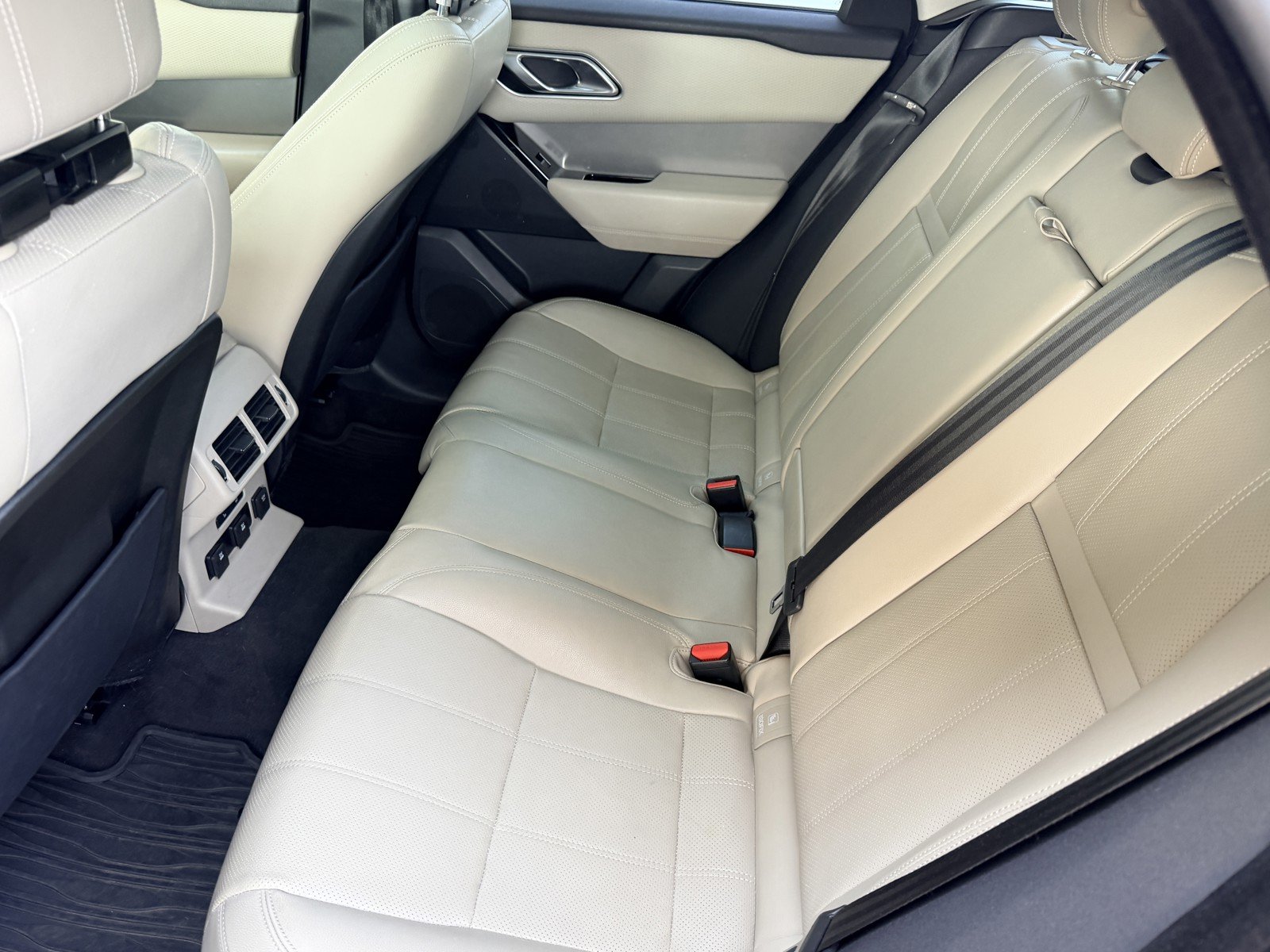 Used 2018 Narvik Black Land Rover S image 16
