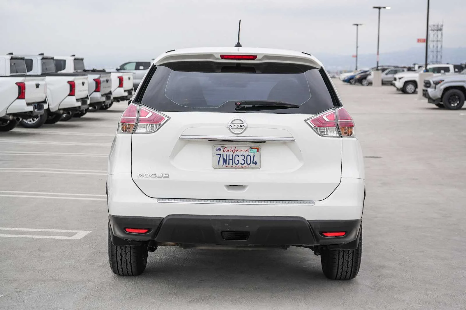 Used 2016 Glacier White Nissan S image 7