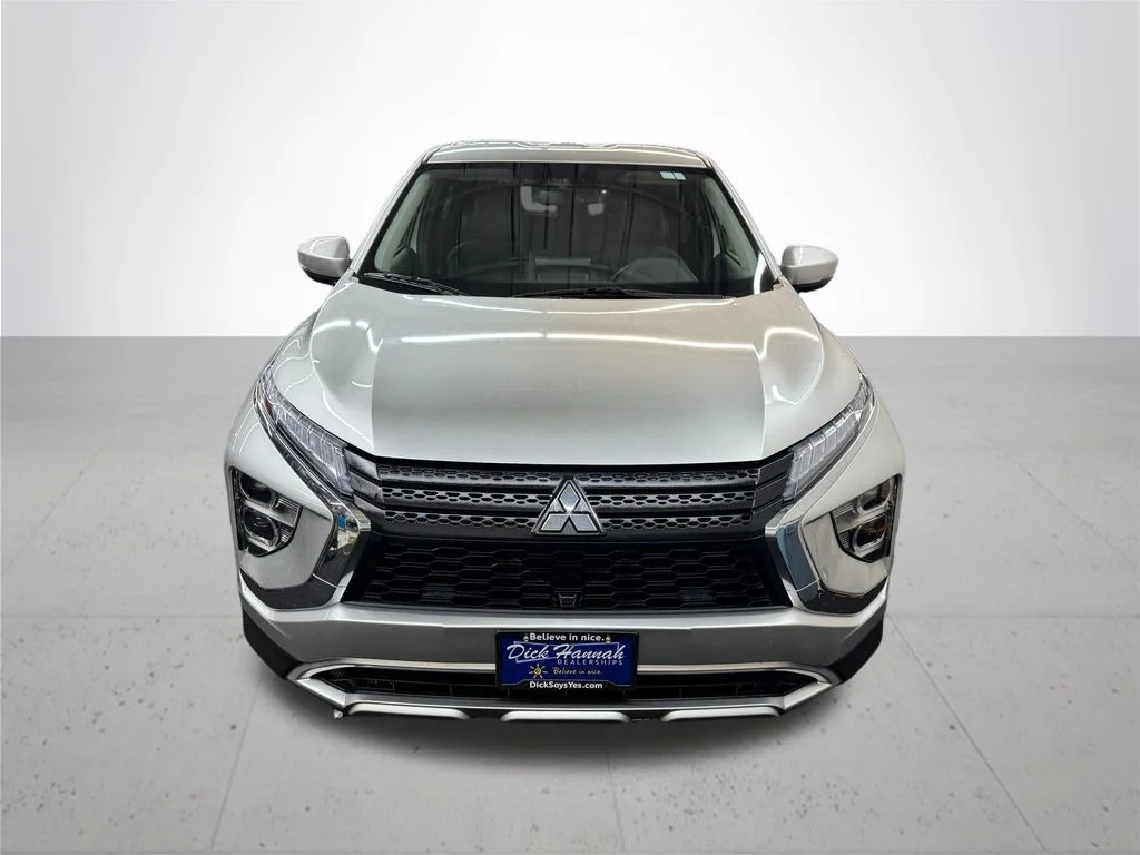 Used 2025 Silver Mitsubishi SE image 10