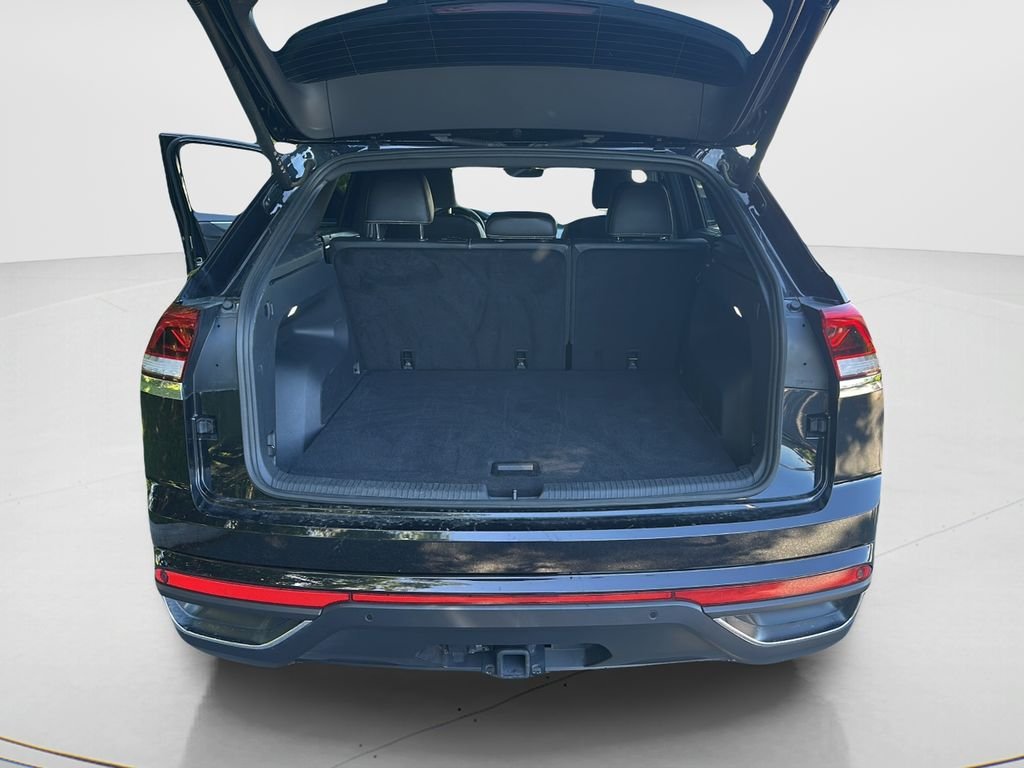 Used 2025 Black Volkswagen 2.0T SE w/Technology image 10