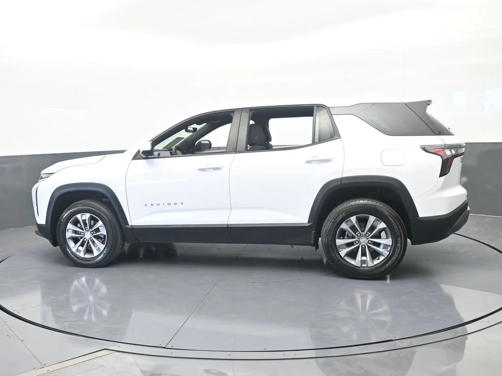 Used 2025 Summit White Chevrolet LT image 3