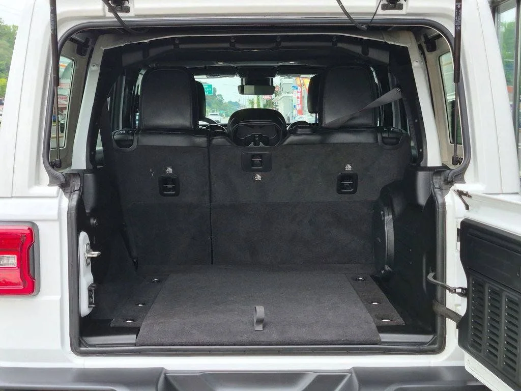 Used 2024 White Jeep Sahara image 8