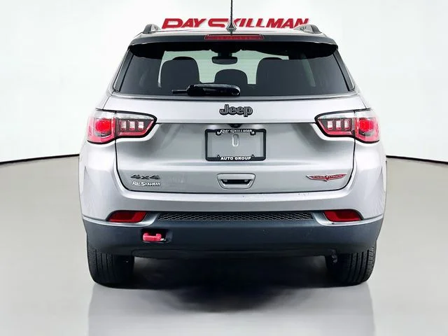Used 2019 Silver Jeep Trailhawk image 6