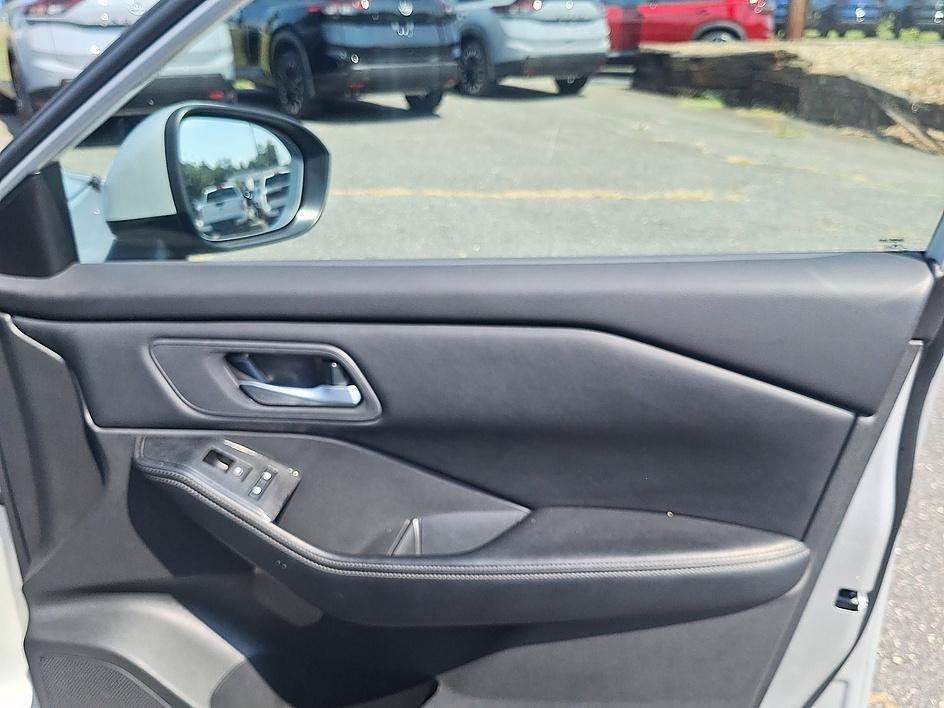 Used 2025 Brilliant Silver Metallic Nissan SV image 27
