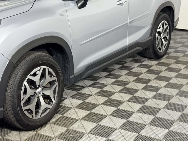 Used 2023 Ice Silver Metallic Subaru Premium image 13