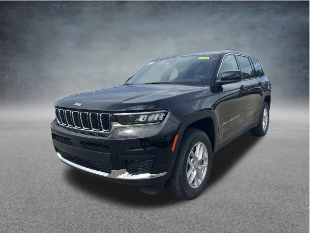 New 2026 Diamond Black Crystal Pearl-Coat Exterior Paint Jeep Laredo X image 3