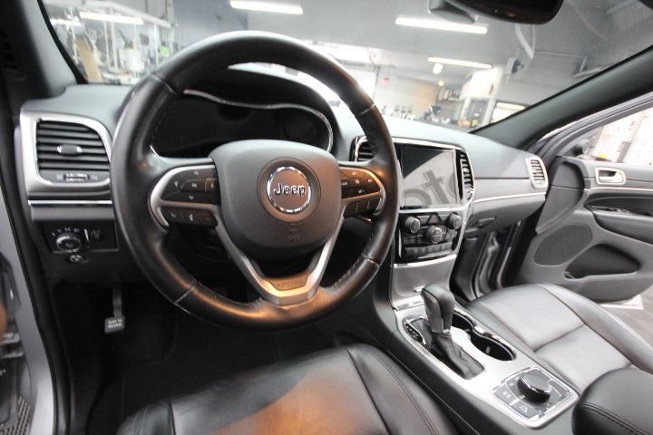 Used 2020 Silver Jeep Limited image 15