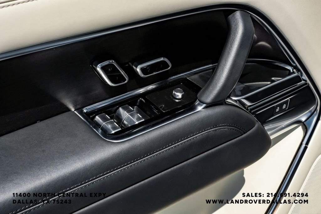 Used 2022 White Land Rover SE image 39